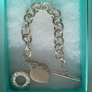 Tiffany & Co. Return to Tiffany™
Heart Tag Toggle Bracelet in Silver
